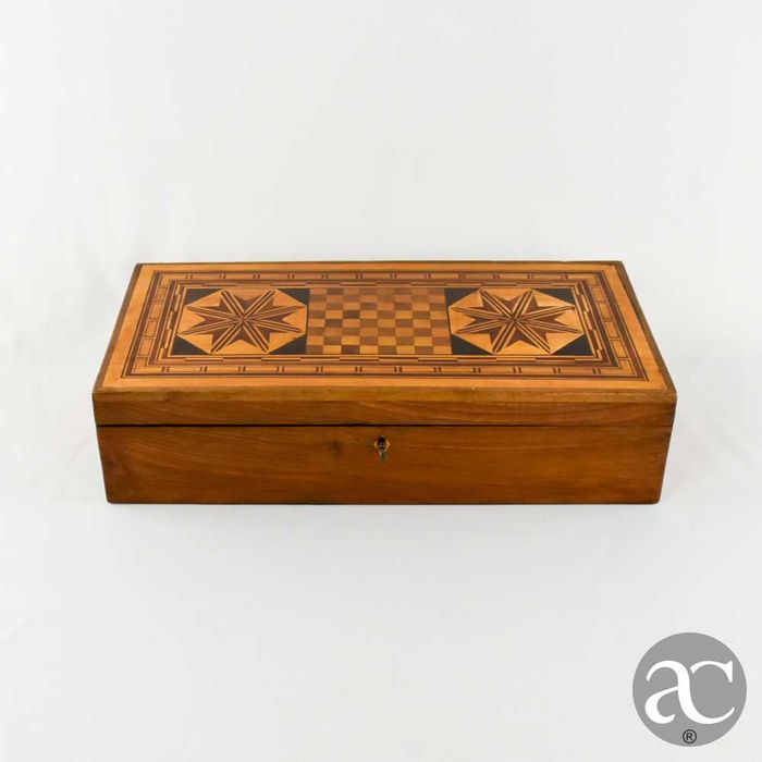 Caixa de jogo em madeira com embutidos