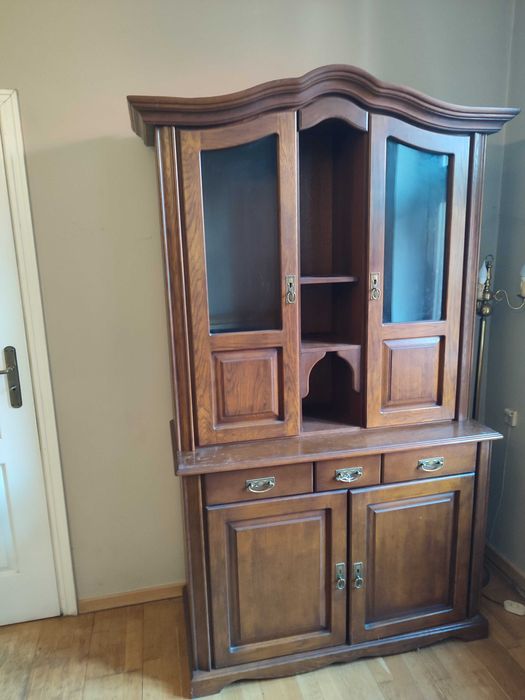 Drewniany kredens w stylu klasycznym – solidny, zadbany