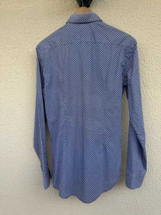 Camisa com padrão azul e branco Decenio