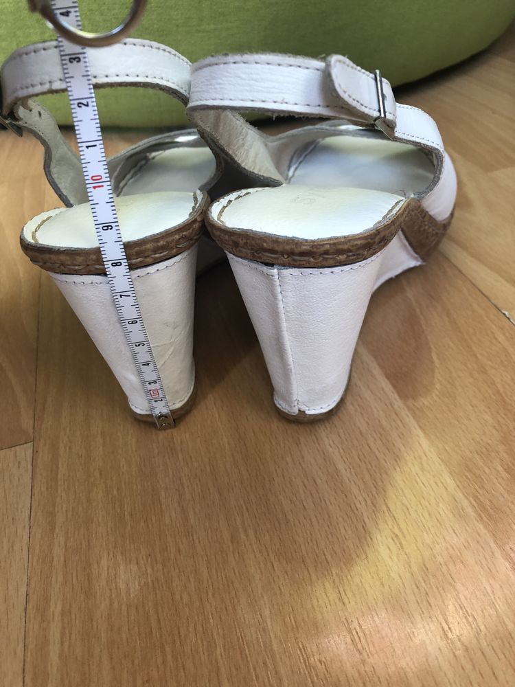 Skórzane buty na koturnie marki Syrena