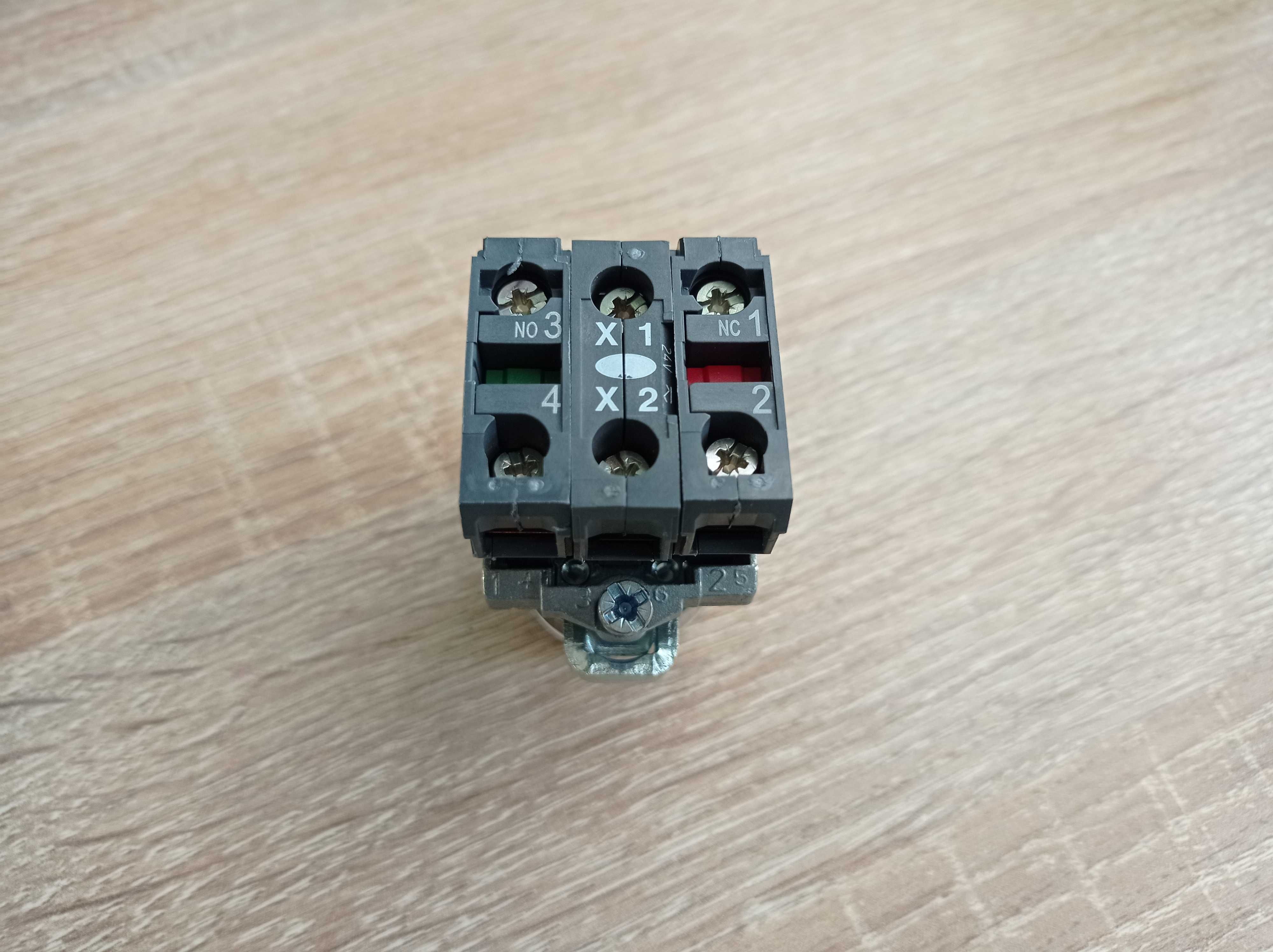 Nowy kpl. przycisk płaski biały, LED 24V, XB4BW31B5  Schneider
