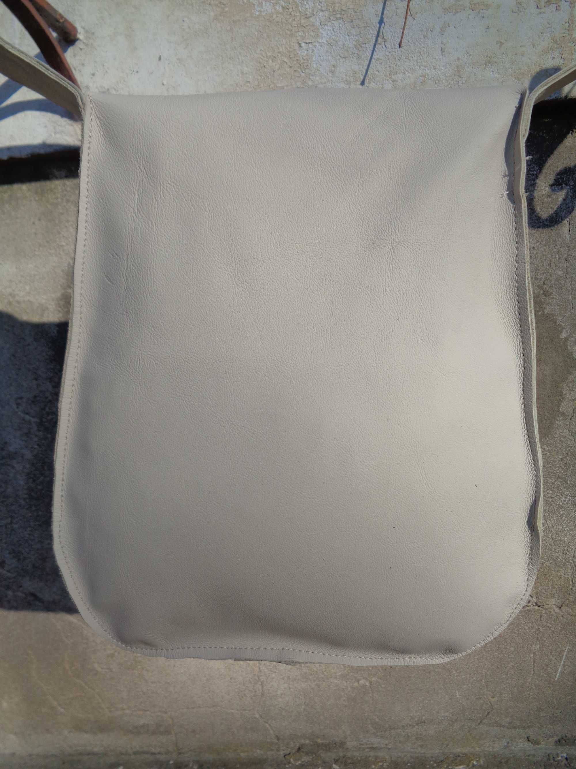 Artystyczna skórzana torebka z ostrokrzewem. Handmade