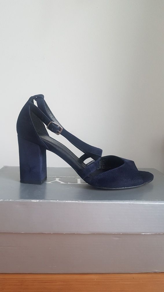 Buty na obcasie marki Kotyl 35