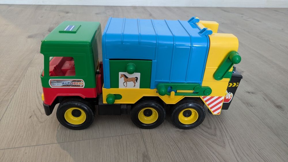 Набір іграшок:великі та маленькі машини, набори лікаря та інструментів