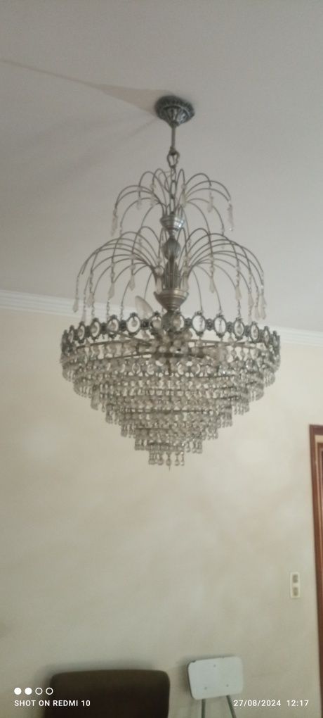 Dois lustres de cristal iguais