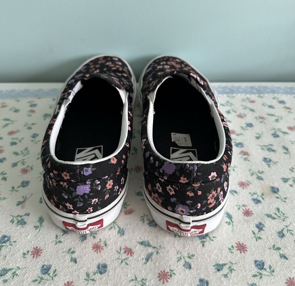 Czarne tenisówki wsuwane Vans Classic Slip On kwiaty 36.5 23.5cm