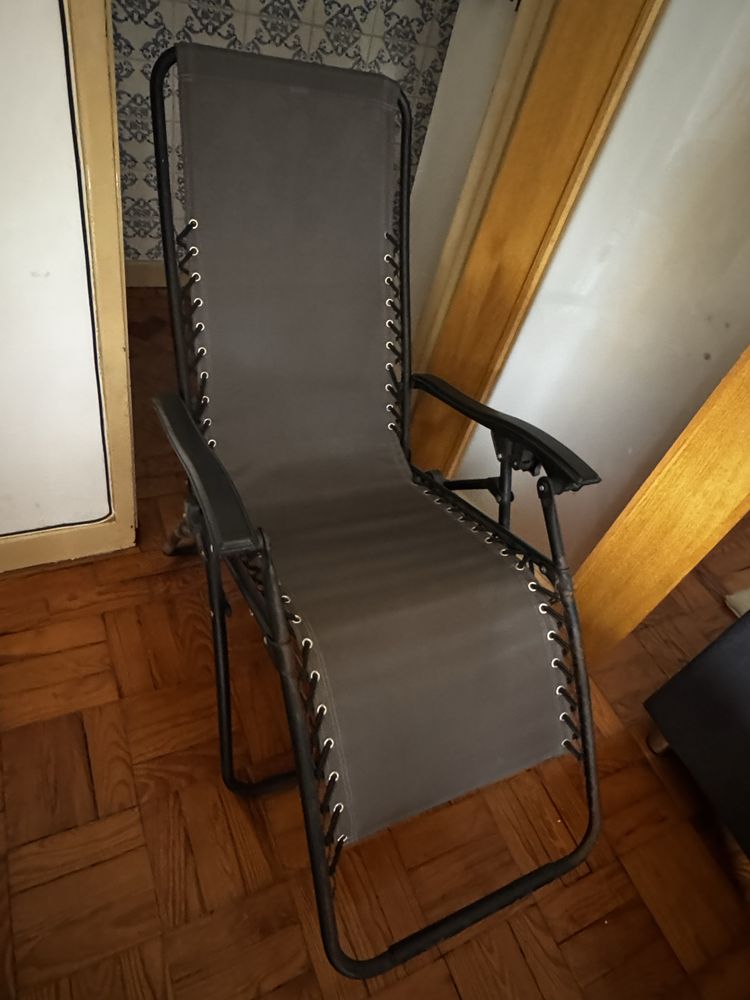 Conjunto de cadeiras com mesa de jardim ou praia