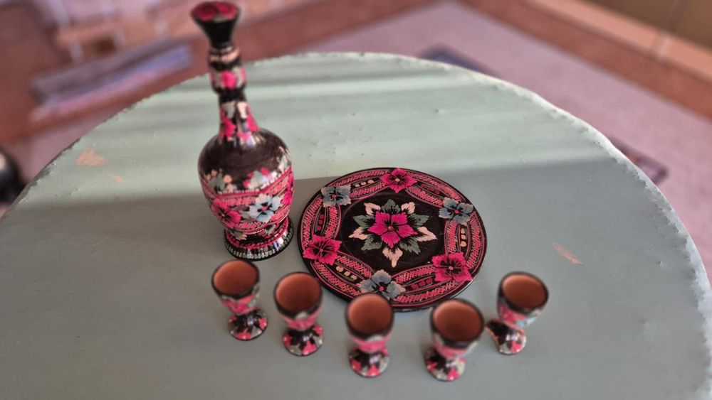 Drewniany komplet folk – karafka, 5 kieliszków, taca, wazon