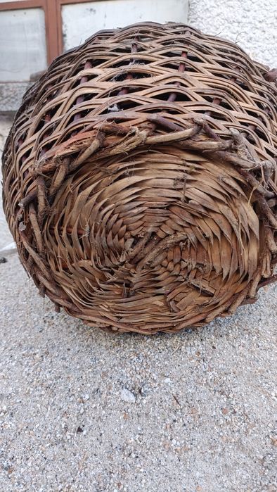 Garrafões revestidos em vime.