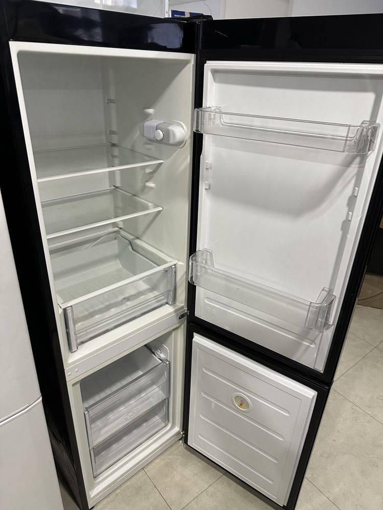 Indesit чорний холодильник