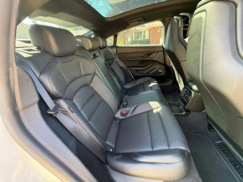 Porsche Taycan      2021