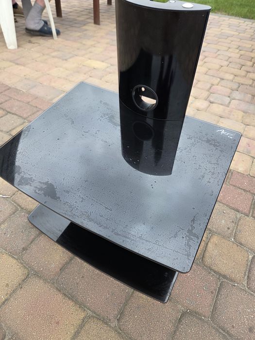 Wisząca szklana półka pod TV