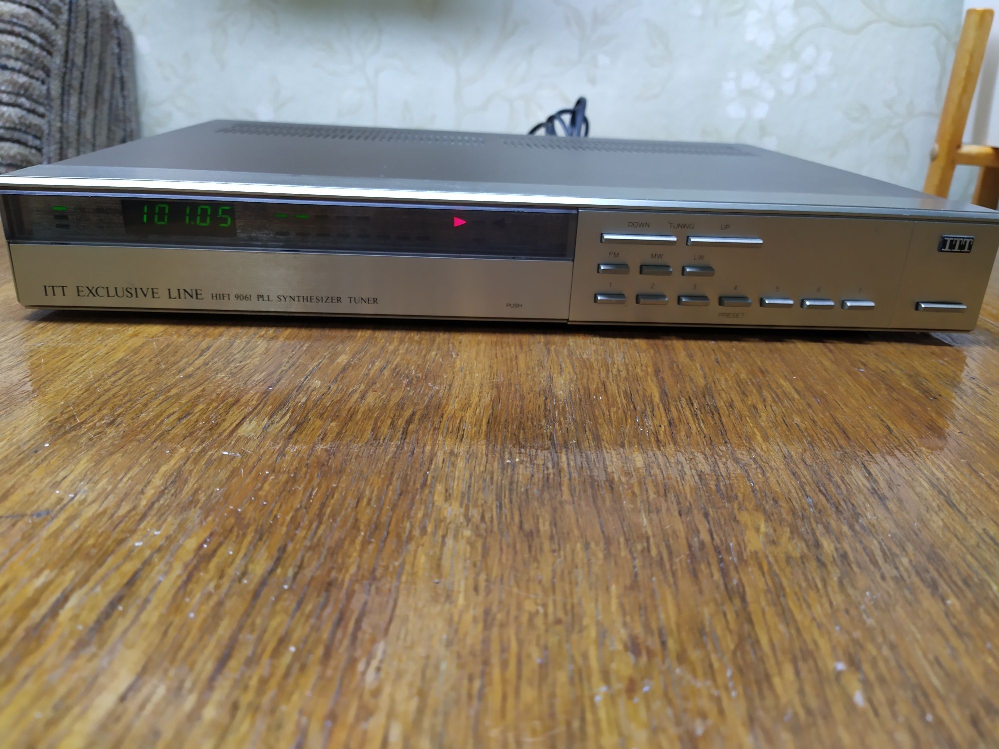 Продам тюнер FM MW LW