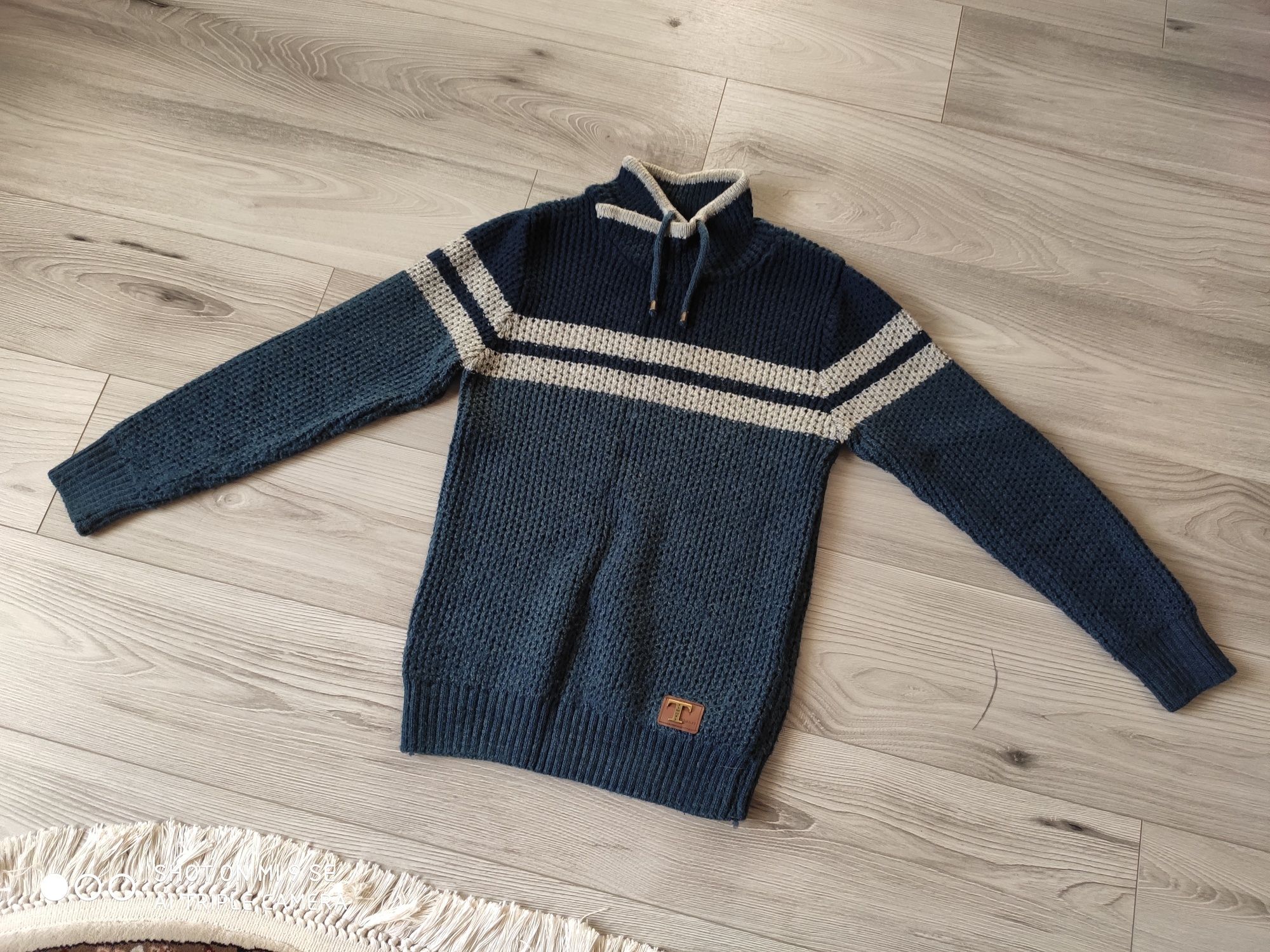 Стильний светр (S/M розмір)