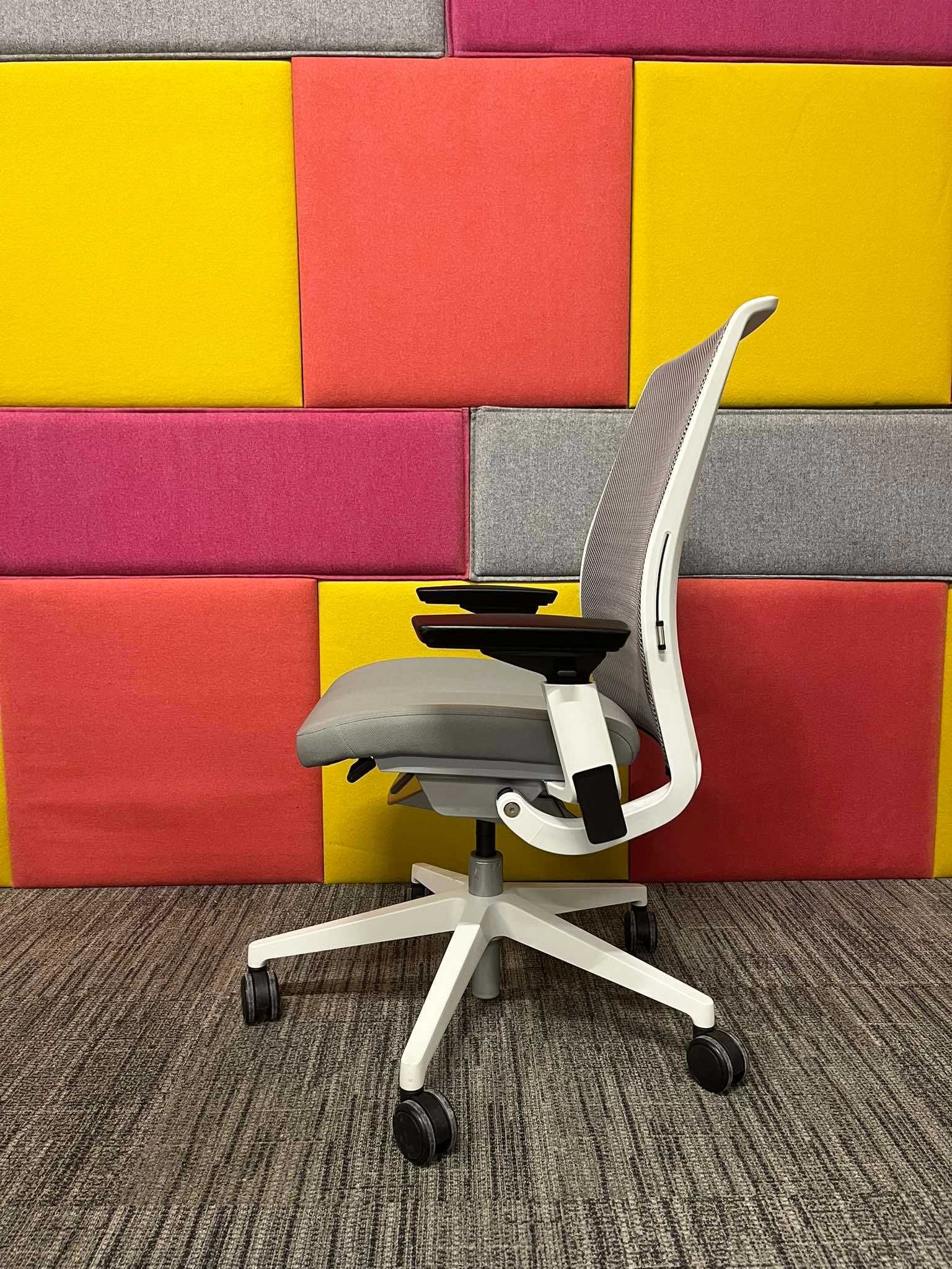 Fotel biurowy obrotowy Steelcase Think biały super stan duża ilość!