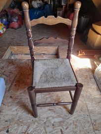 Zabytkowe krzesła. Cena za 4 szt. Drewno, solidne.