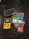Pack Gameboy color amarelo com 3 jogos Pokémon cabo link e bolsa