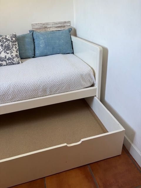 Cama solteiro 90x190 , madeira maciça em bom estado