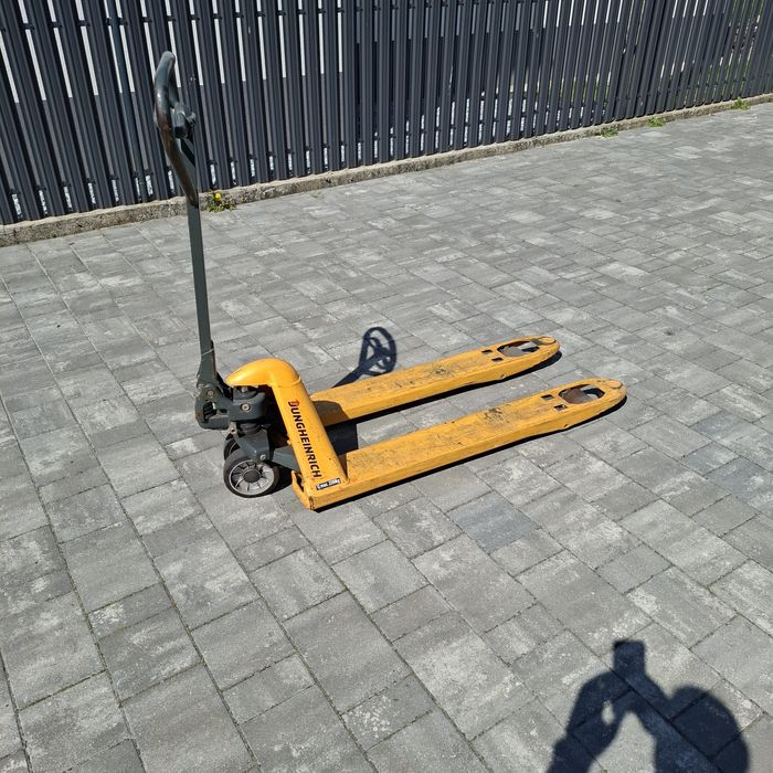 Reczny wózek paletowy, paleciak Jungheinrich.