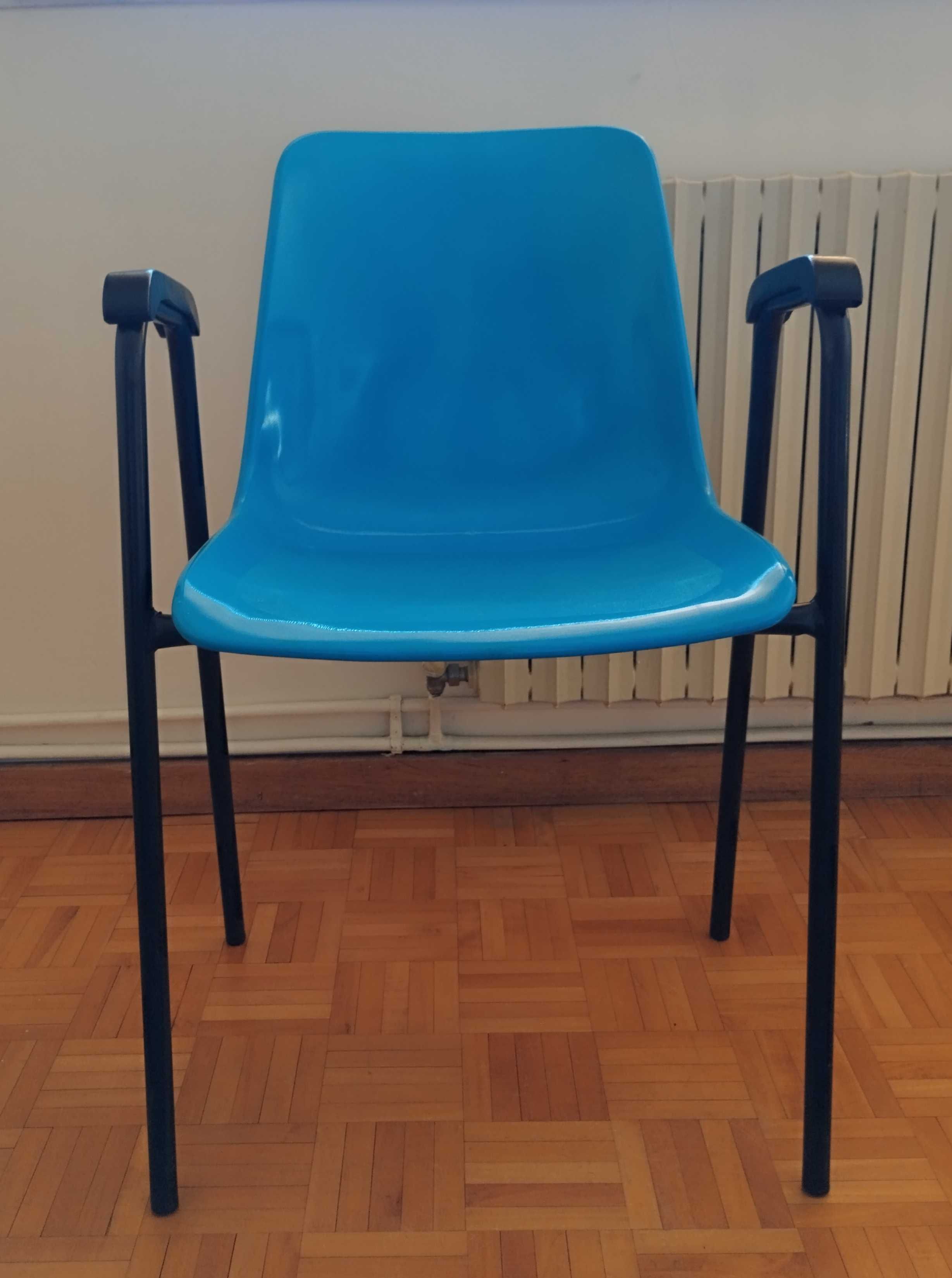 10 Cadeiras  PVC,  clássica com braços