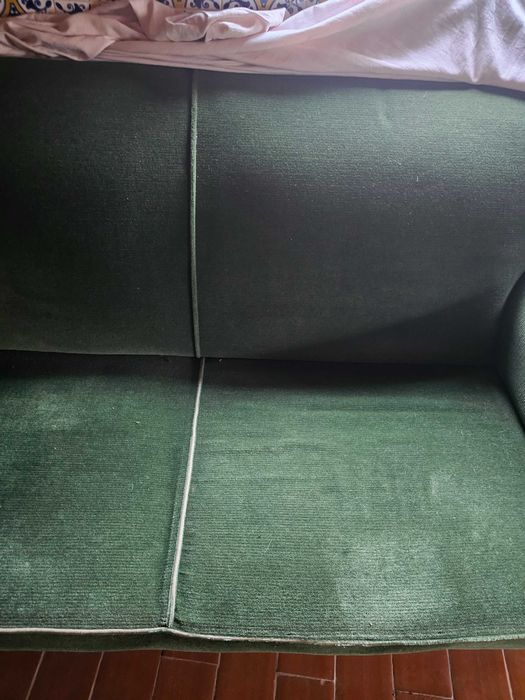 Sofá vintage verde para restauro