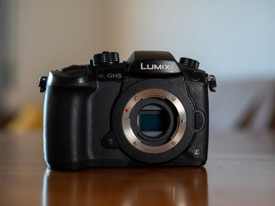 Panasonic Lumix GH5 + Lente 20mm f/1.7 + Acessórios