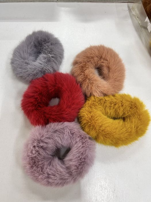 Пухнасті резинки для волосся з декоративними елементами