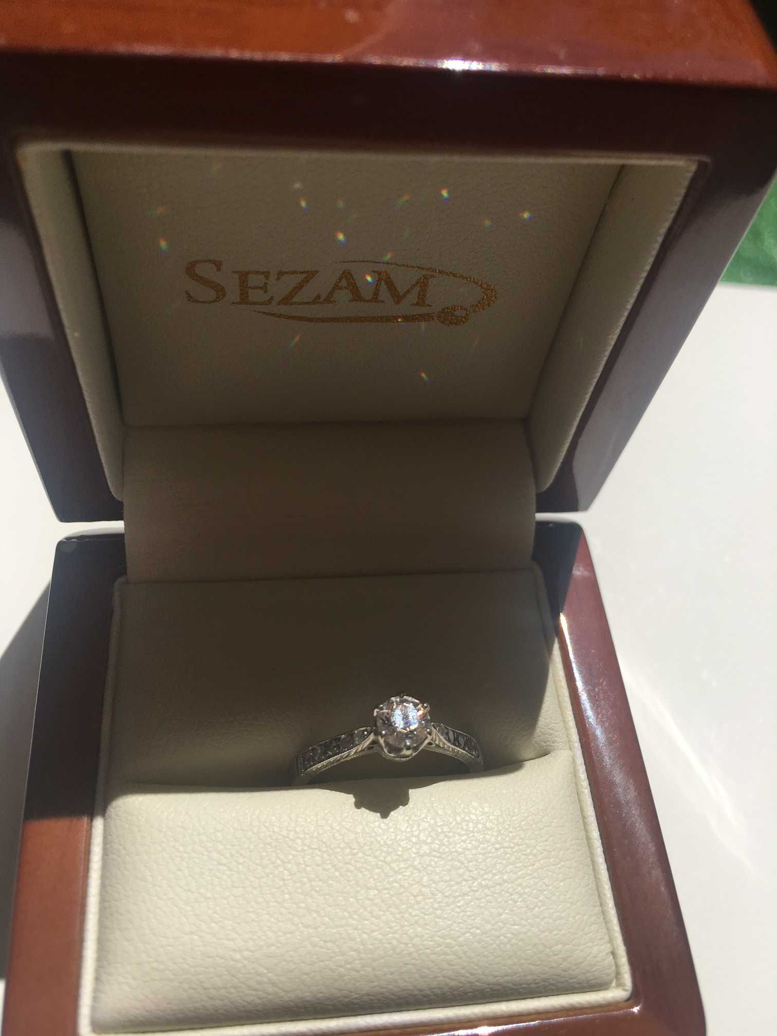 Pierścionek Queen Royal Białe Złoto Platyna Diament Certyfikat Prezent