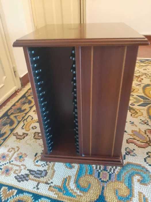 Móvel em Cerejeira em muito bom estado para 84 CDs