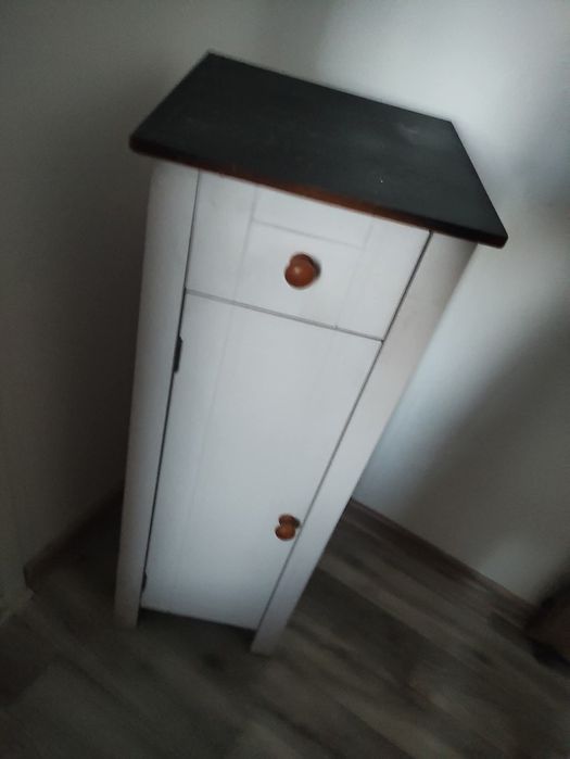 Mała wąska szafa biała