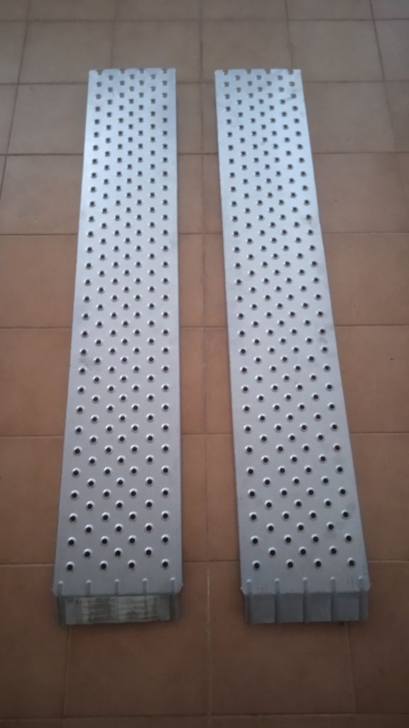 Par de rampas em metal