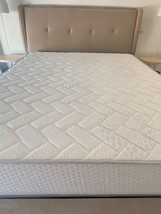 Cama + colchão + candeeiro de mesa de cabeceira