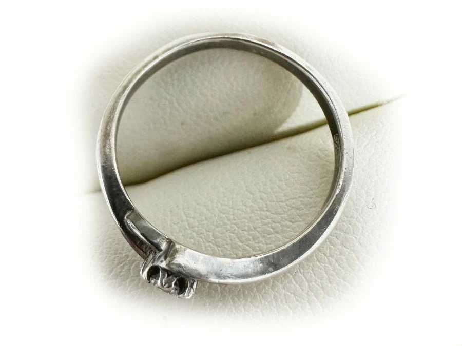 Piękny srebrny pierścionek z cyrkonią R14 925 1,69 G