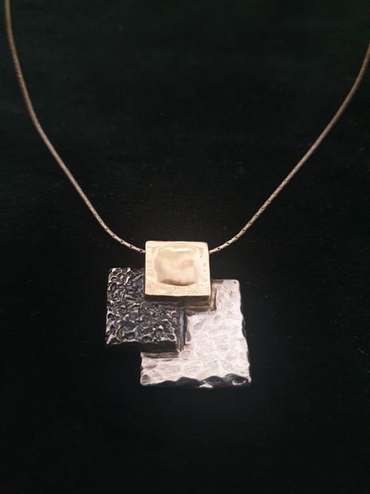 Продам очень красивое серебряное ожерелье