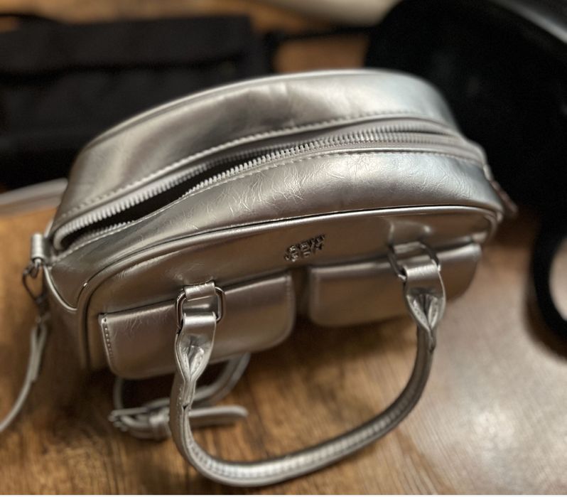 до покупки подарунок на вибір кросівки або сумка до образу