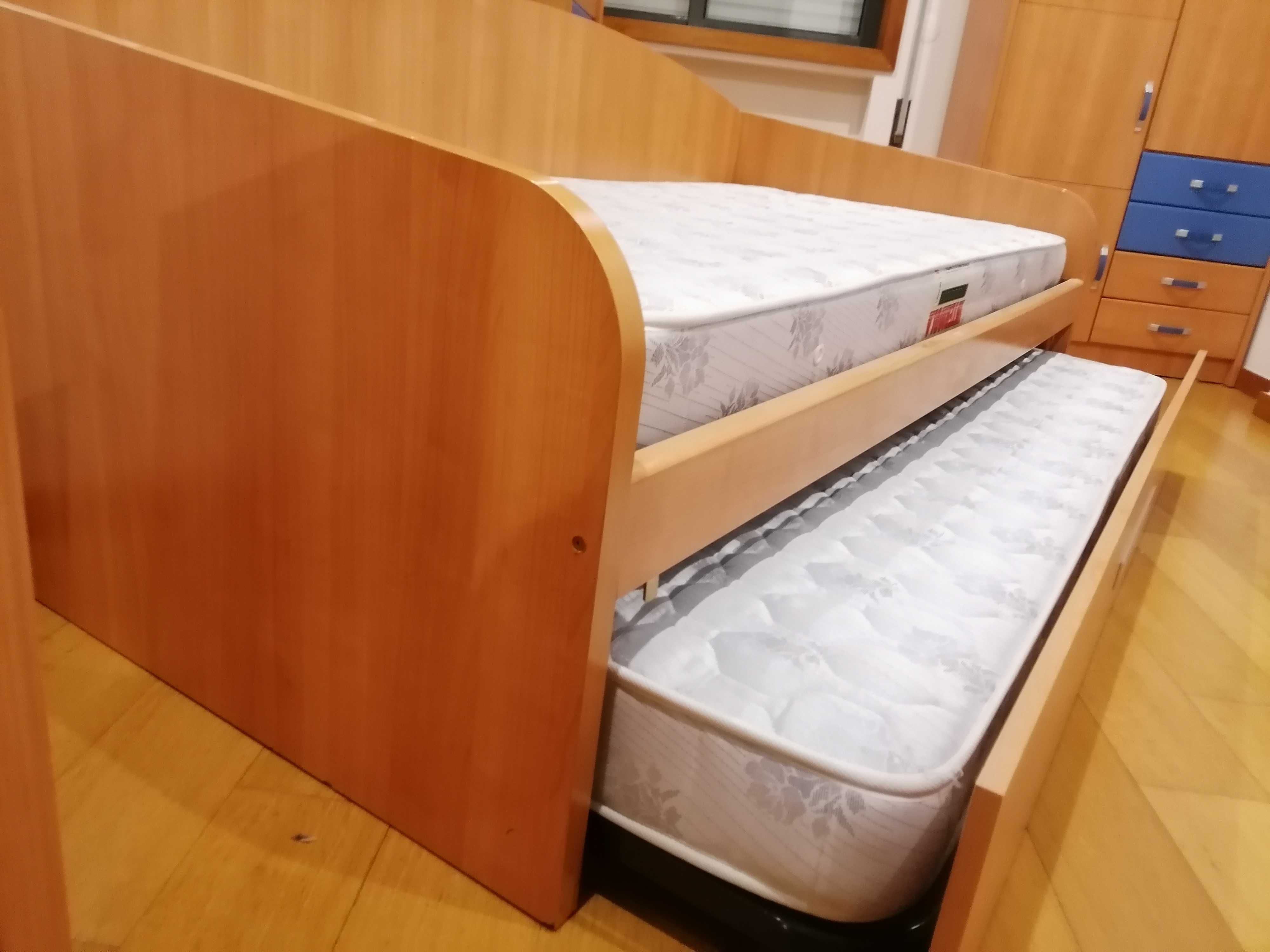 Vendo cama com colchão.