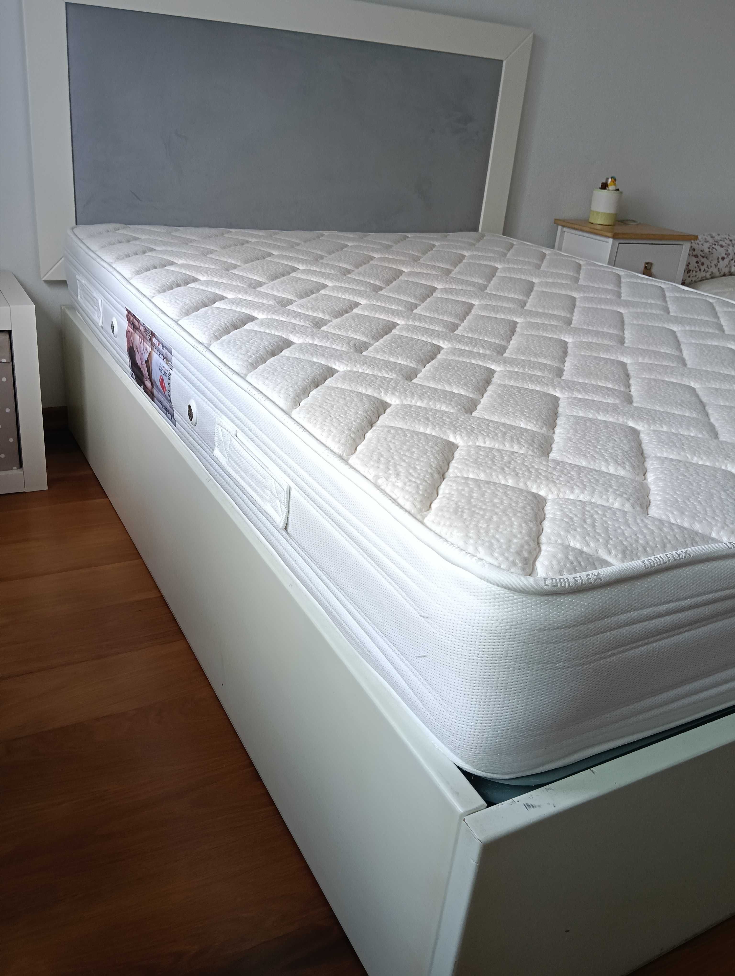 Cama com colchão em bom estado
