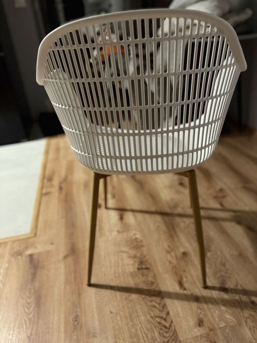 Ażurowe białe krzesło, boho, styl skandynawski