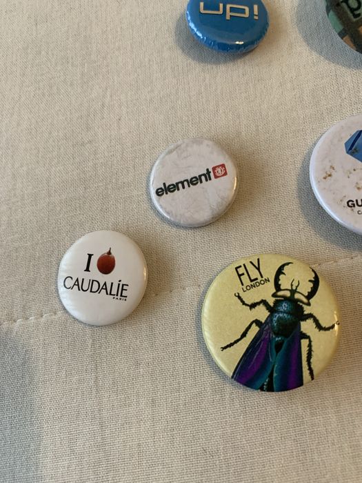 Onze crachas de varias marcas