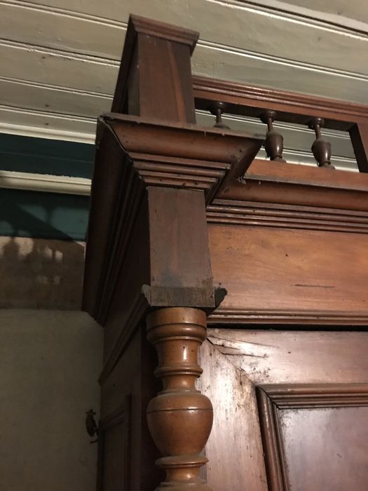 Cama e guarda fatos antigo em madeira