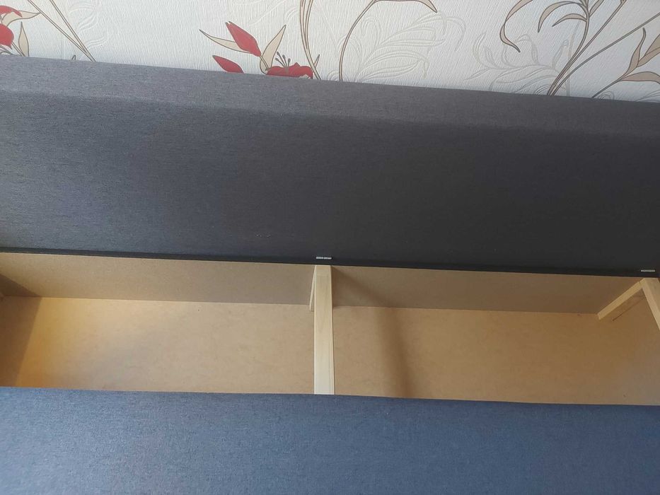 Łóżko z poduszkami