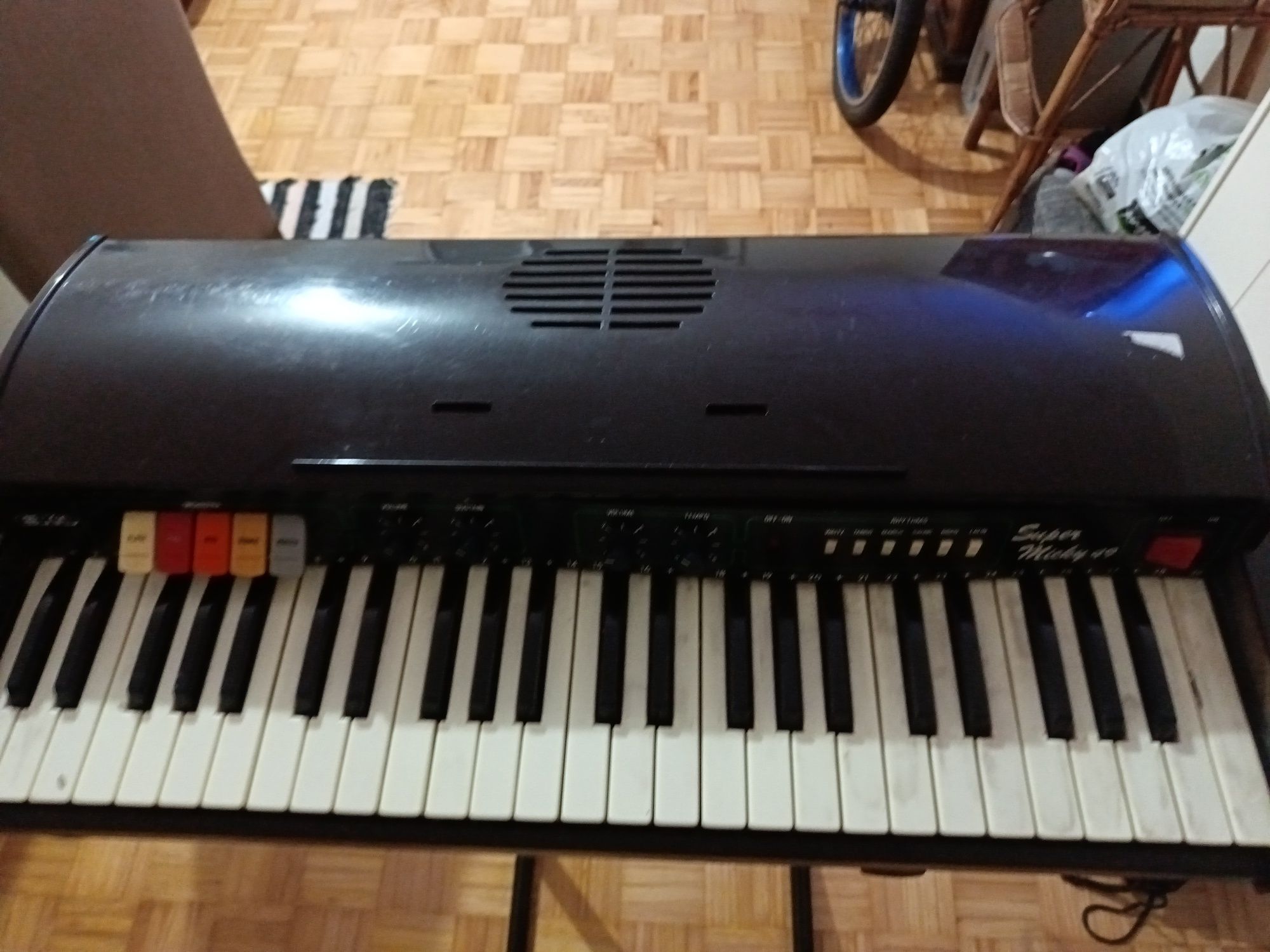 Piano quase novo