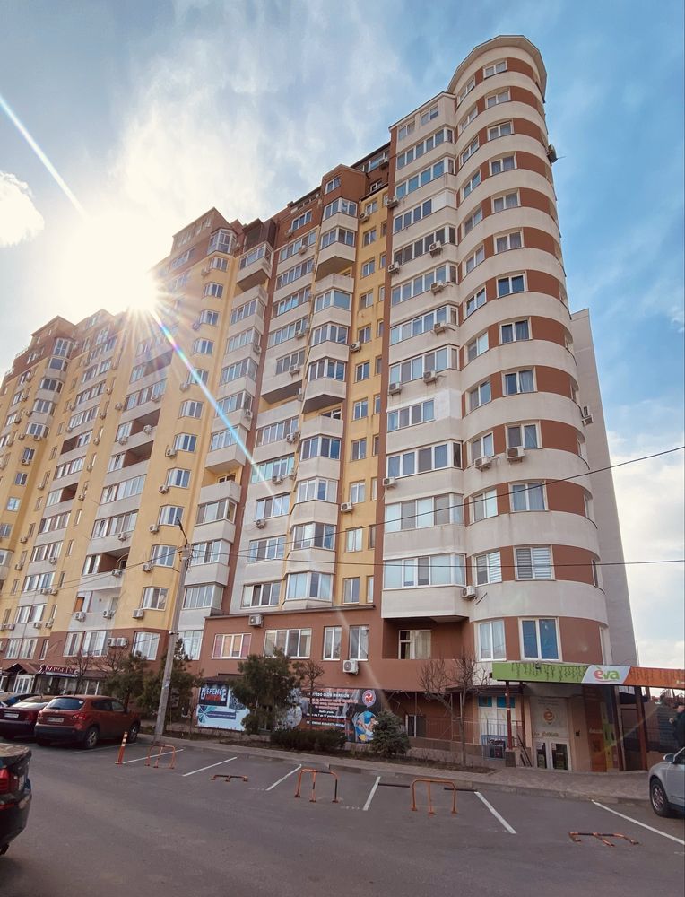 Продам 2 комн. квартиру в ЖМ Радужный со своим паркоместом!