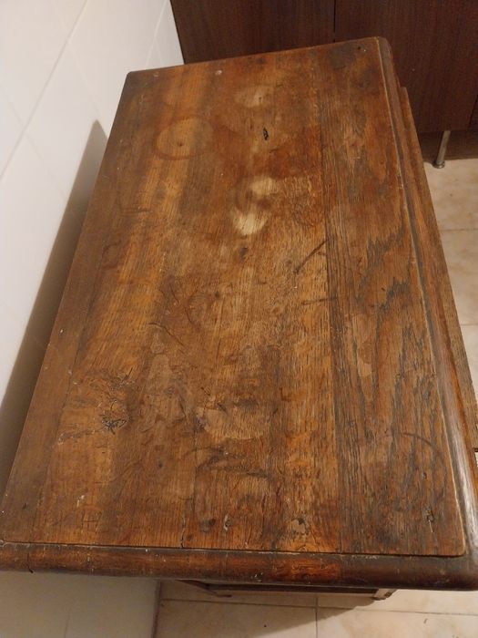 Pequeno móvel antigo usado