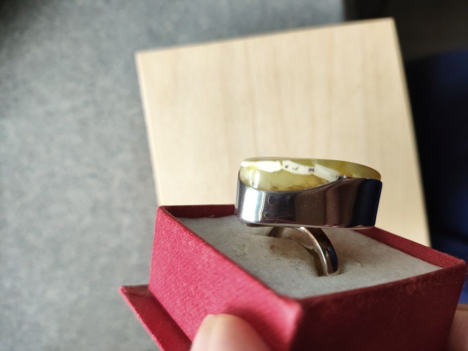 Srebrny pierścionek z bursztynem regulowany srebro