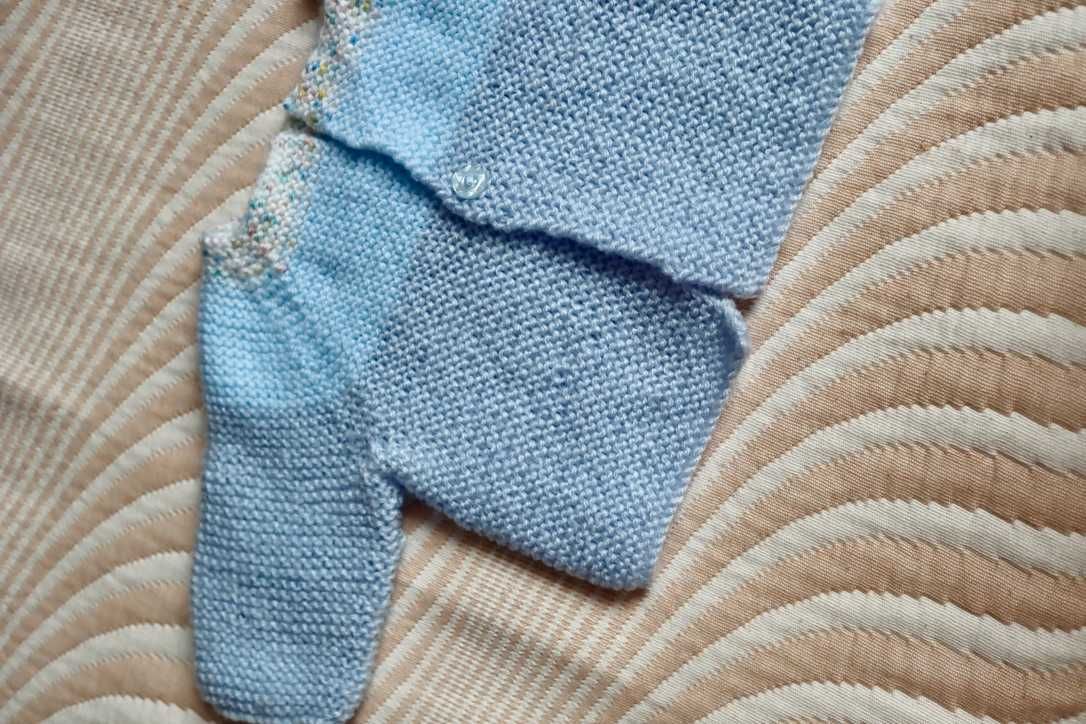 Śliczny sweterek ręcznie haftowany niemowlęcy rozmiar 68