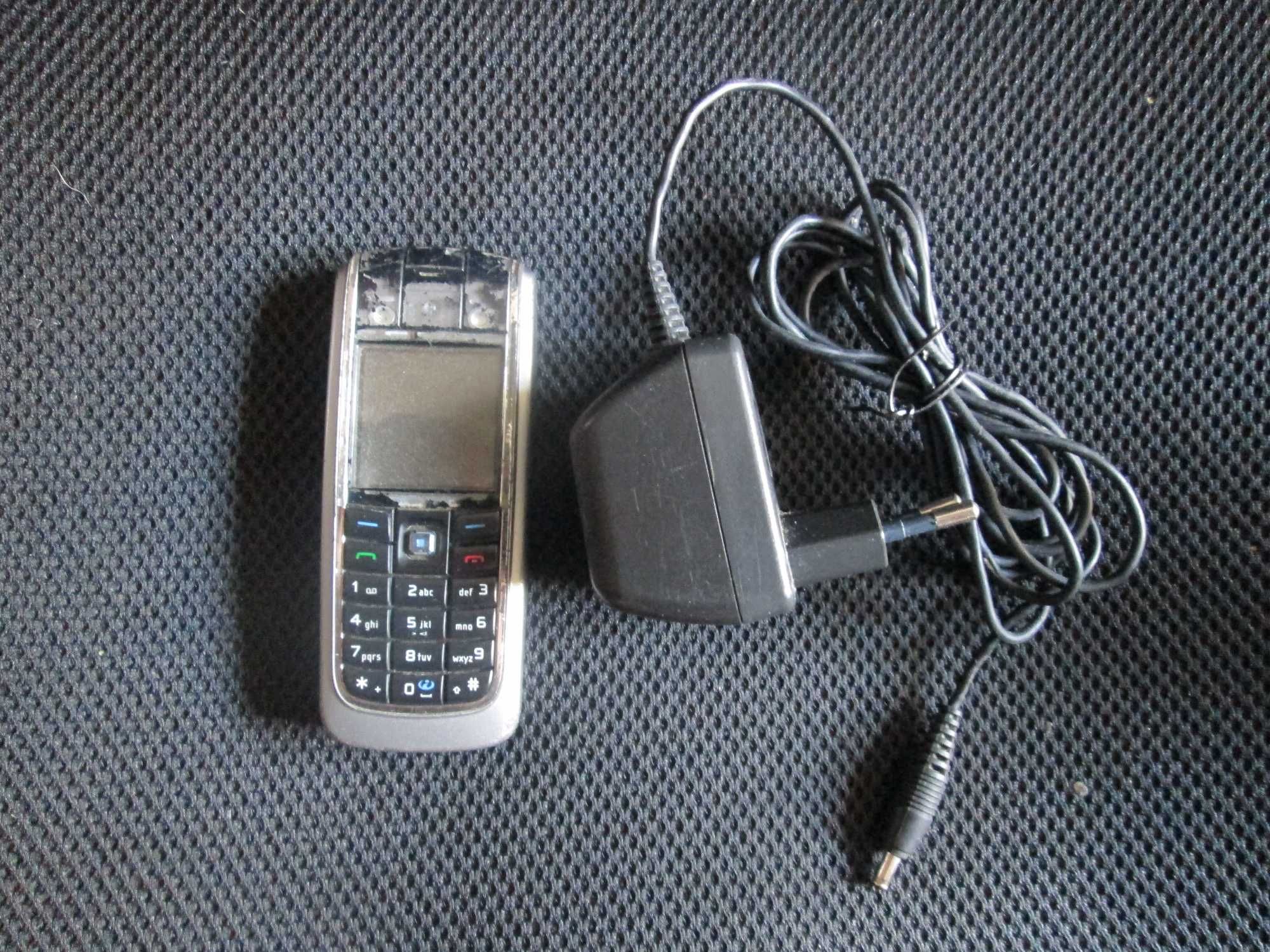 2 telemóveis Nokia e um carregador