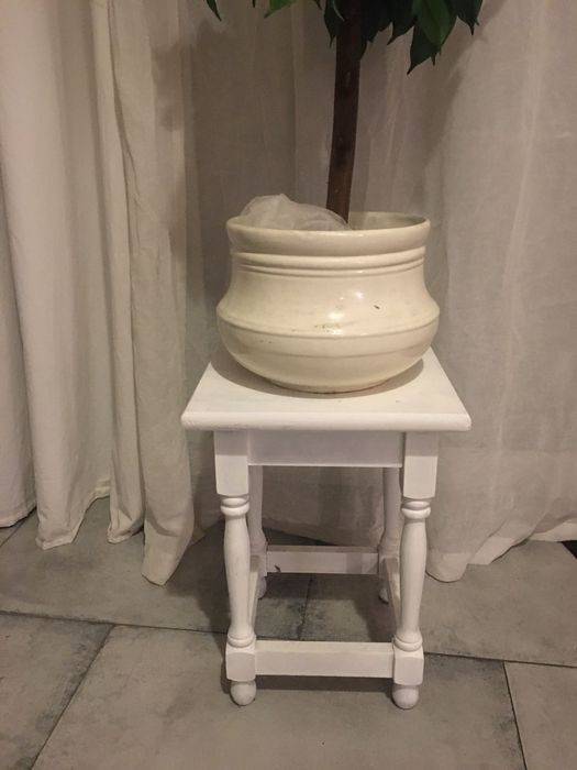 Śliczny biały stolik nie IKEA
