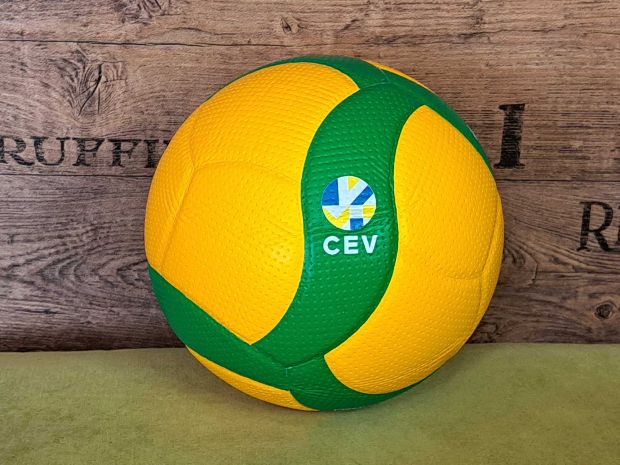Оригінальний волейбольний м'яч Mikasa V200W-Cev