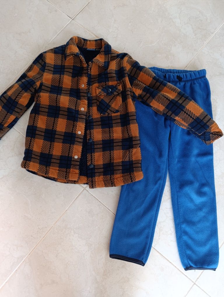 Vendo camisa com pêlo por dentro e calças polares , de menino!!